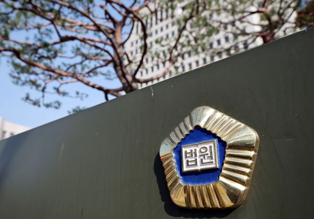 대법원 전원합의체가 선택할 수 있는 시나리오는 첫째는 2심 무죄 판결을 유지하는 상고기각, 둘째는 유죄 취지로 다시 판단을 내려 서울고법으로 돌려보내는 파기환송, 셋째는 대법원이 직접 유죄를 확정하고 형량까지 정하는 파기자판이다. 사진은 30일 오전 서울 서초구 대법원. /사진=뉴스1