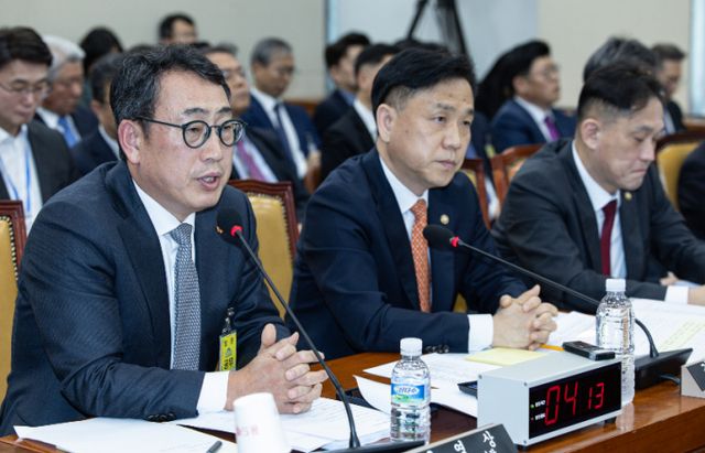  유영상 SK텔레콤 대표(가장 왼쪽)가 30일 오전 서울 여의도 국회 과학기술정보방송통신위원회에서 열린 YTN 등 방송·통신 분야 청문회에서 의원 질의에 답변하고 있다. /사진=뉴스1