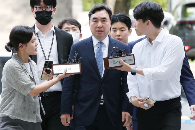 입법 로비 대가로 뇌물 수수 혐의로 기소된 윤관석 전 무소속 의원에 대한 1심 선고가 오늘 진행된다.사진은 2023년 8월4일 '더불어민주당 전당대회 돈 봉투 의혹' 사건 핵심 피의자 윤관석 무소속 의원이 영장실질심사(구속전피의자심문)차 서울 서초구 서초동 서울중앙지방법원에 출석한 모습. /사진=뉴스1