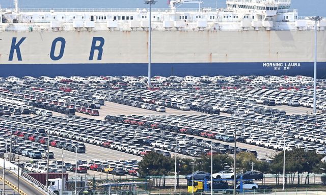 도널드 트럼프 미국 대통령이 '수입 물품에 대한 특정 관세 해소' 행정명령 서명과 '미국으로의 자동차 및 부품 수입 조정 개정안' 포고문을 발표하면서 완성차업계와 부품업계가 한숨 돌리게 됐다. 사진은 경기 평택항 자동차 전용 부두. /사진=뉴시스