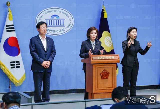 나경원 국민의힘 대선 경선 후보가 지난 22일 오후 서울 여의도 국회 소통관에서 5대 초광역 메가시티, 3대 글로벌 혁신허브 내용을 담은 부울경 공약을 발표하고 있는 모습. /사진=김서연 기자 