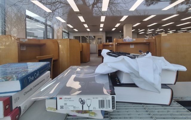 의대생들의 유급 여부가 30일 결정되는 가운데 의대 총장과 학장단들이 복귀를 호소했다. 사진은 지난달 21일 경기도 내의 한 의과대학 도서관에 전공서적과 가운, 청진기가 놓여져 있는 모습. /사진=뉴스1