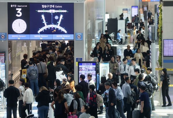 성인 5명 중 2명은 5월 초 황금연휴를 계획했다. 사진은 '황금연휴'를 앞둔 지난 29일 오전 인천국제공항 제1여객터미널 출국장에서 여행객들이 이동하고 있는 모습. /사진=뉴시스