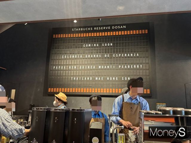 29일 스타벅스 리저브 도산점이 오픈했다. 사진은 리저브 도산점 매장 1층의 플리커보드. /사진=한세진 기자