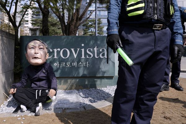 검찰이 윤석열 전 대통령 부부 사저인 아크로비스타에 대해 압수수색에 나섰다. 사진은 윤 전 대통령 사저 아크로비스타 앞에서 윤 전 대통령의 탈을 쓴 시민과(왼쪽) 경찰들이 경계 근무 중인 모습. /사진=뉴시스