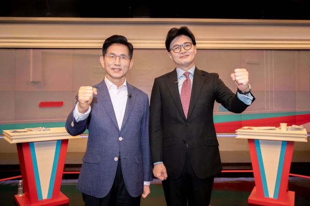 김문수 국민의힘 대선 경선 후보와 한동훈 국민의힘 대선 경선 후보가 30일 토론회를 진행했다. 사진은 토론회 전 사진을 촬영한 김 후보(왼쪽)와 한 후보. /사진=뉴시스(국회사진기자단)
