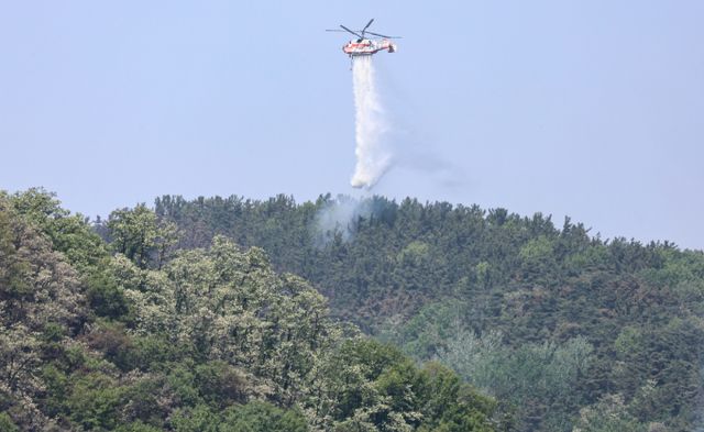 대구 함지산에서 발생한 산불이 하루 만에 재발화했다. 사진은 지난 29일 대구 북구 함지산에서 진화 작업 중인 소방 헬기의 모습. /사진=뉴스1