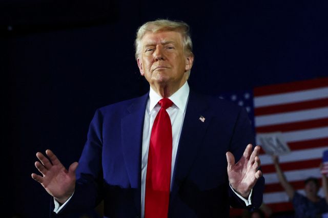 미국 정부 소식통이 트럼프 행정부가 AI 반도체 수출 규제 강화 방안을 검토하고 있다고 밝혔다. 사진은 도널드 트럼프 미국 대통령이 지난 29일(현지시각) 미국 미시간주 워렌 매컴 커뮤니티 칼리지에서 열린 취임 100일 기념집회에 참석한 모습. /사진=로이터