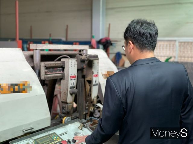 중소 스테인리스업체 사장인 정진택씨(가명·43)가 지난 27일 서울 영등포구에 위치한 자신의 사업장을 둘러보고 있다. / 사진=이한듬 기자