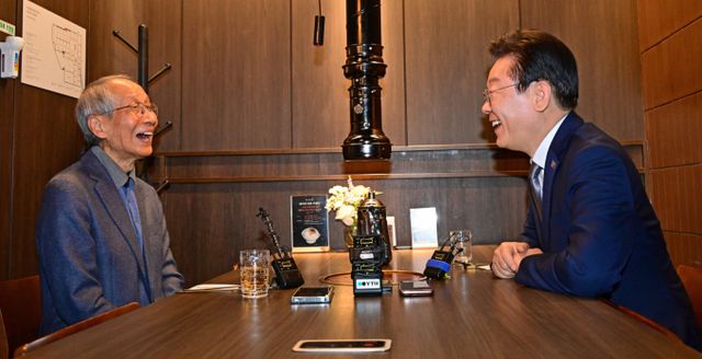 더불어민주당이 친명·비명·친노·친문·보수·진보를 모두 아우르는 통합형 선거대책위원회를 구성했다. 사진은 이재명 더불어민주당 대표가 지난해 10월 서울 여의도 모처에서 윤여준 전 환경부 장관과 오찬 회동을 하고 있는 모습. /사진=뉴스1