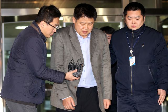  농구교실 법인 자금을 빼돌린 혐의로 1심에서 실형을 선고받은 강동희 전 프로농구 감독이 판결에 불복해 항소했다. 사진은 2013년 3월11일 프로농구 승부조작혐의를 받는 강동희 원주 동부 감독이 경기 의정부지방검찰청을 나서 의정부교도소로 향하고 있는 모습. /사진=뉴스1