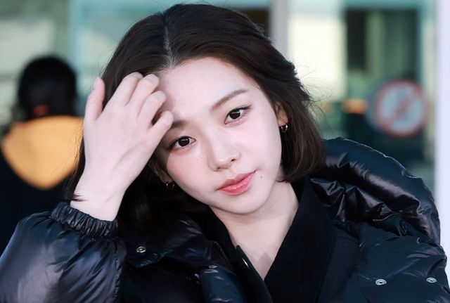 그룹 에스파 리더 카리나가 각막이 손상됐다고 고백했다.사진은 지난 2월 프라다 패션쇼 참석 차 인천국제공항 제2터미널을 통해 이탈리아 밀라노로 출국 에스파 카리나. /사진=뉴스1