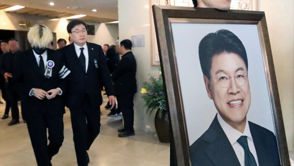 장제원 전 국민의힘 의원의 발인이 엄수됐다. 사진은 4일 오전 부산 해운대백병원 장례식장에서 장제원 전 국민의힘 의원의 발인이 엄수되는 모습. /사진=뉴스1