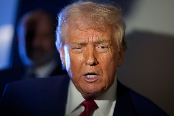 미국이 한국에 부과하는 상호 관세율을 25%로 결정했다. 사진은 3일(현지시각) 마이애미로 향하는 에어포스원 안에서 기자들에게 발언하는 도널드 트럼프 미국 대통령의 모습. /사진=로이터