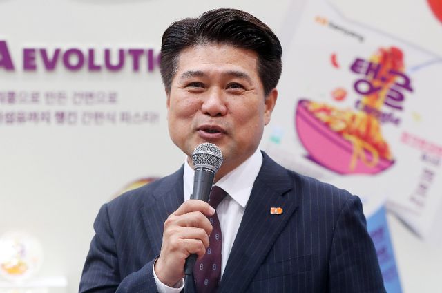 김동찬 삼양식품 대표가 도널드 트럼프 미국 대통령의 상호관세 정책에 대해 대응책을 검토하고 있다고 밝혔다. 김 대표가 4일 서울 강서구 코엑스 마곡에서 열린 대한민국라면박람회를 찾아 인사말을 하고 있다. /사진=뉴시스