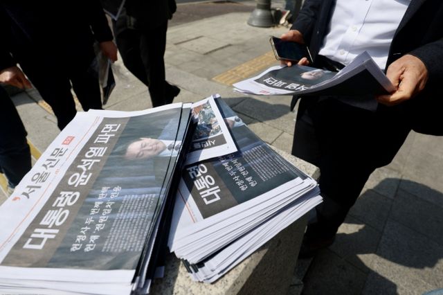 종교계가 헌법재판소의 윤석열 대통령 탄핵 심판 선고에 대해 결정을 존중한다는 견해를 밝혔다. 사진은 윤석열 대통령이 파면된 4일 오후 서울 중구 시청역 인근에서 시민들이 윤 대통령 파면 관련 호외를 가져가는 모습. /사진=뉴시스