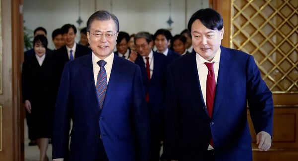 문재인 전 대통령이 이날 헌재의 결정에 대한 자신의 입장을 밝혔다. 사진은 2019년 7월25일 오전 당시 문재인 대통령이 청와대에서 윤석열 신임 검찰총장에게 임명장을 수여한 뒤 환담장으로 이동하고 있는 모습. /사진=뉴스1