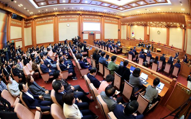 4일 오전 서울 종로구 헌법재판소 대심판정에서 윤석열 대통령 탄핵심판 결정이 선고되고 있다./사진=뉴스1 /사진=(서울=뉴스1) 사진공동취재단