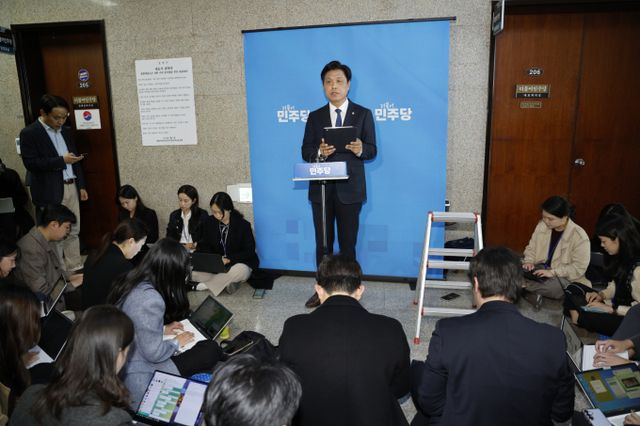 조승래 더불어민주당 수석대변인이 4일 오전 윤석열 대통령 파면 이후 입장을 밝혔다. 사진은 브리핑을 진행하는 조 수석대변인. /사진=뉴스1