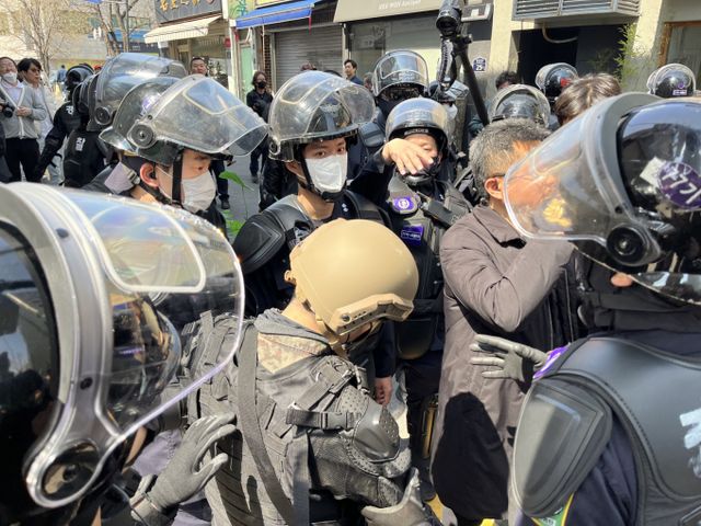 경찰이 윤석열 전 대통령에 대한 탄핵심판 결과를 듣고 격분해 경찰버스를 부순 혐의를 받는 남성에 대한 구속영장 신청을 검토한다. 사진은 4일 오전 11시30분쯤 서울 종로구 안국역 5번 출구 인근 수운회관 앞에서 경찰버스 창문을 부순 남성이 경찰에 체포되는 모습. /사진=뉴스1