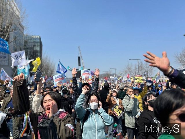 사진은 안국연 인근에서 "승리했다"를 연신 외치는 시민들의 모습. /사진=김성아 기자