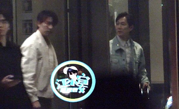 배우 정우성과 이정재가 중국 베이징 알리바바그룹 계열 엔터테인먼트 회사에 방문했다. 사진은 배우 이정재와 정우성이 한 건물로 들어가는 모습. /사진=웨이보 캡처