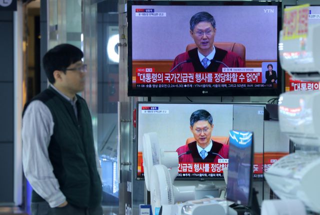 사진은 4일 오전 서울 용산구 전자랜드 용산점 내 전자제품 판매점에서 윤석열 대통령의 탄핵심판 선고 결과가 중계되는 모습. /사진=뉴시스