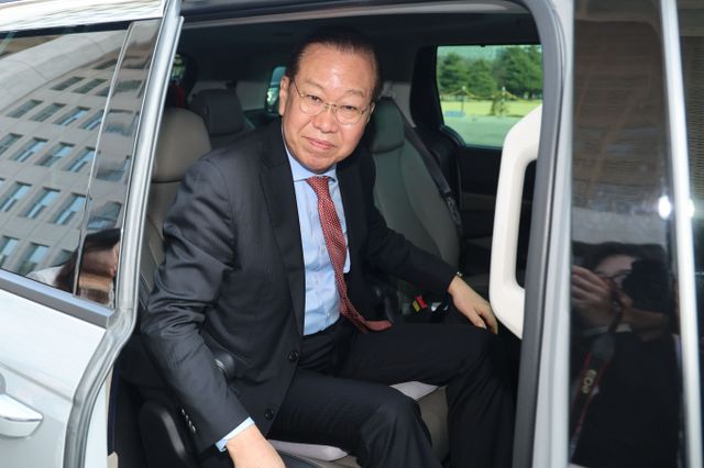 권영세 국민의힘 비상대책위원장과 권성동 국민의힘 원내대표가 4일 윤석열 전 대통령을 만나기 위해 한남동 관저를 찾았다. 사진은 권 위원장이 4일 서울 여의도 국회 비상대책위원장실에서 열린 대선후보 선출 경선 일정 논의를 위한 비공개 회의를 마치고 차량에 탑승하는 모습. /사진=뉴시스