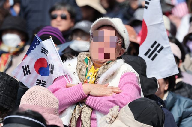 서울 용산구 한남동 대통령 관저 인근에서 40대 남성이 분신을 시도했으나 인화물질이 없어 다행히 해프닝으로 마무리됐다.사진은 윤석열 대통령의 탄핵 심판이 인용된 4일 서울 용산구 한남동 대통령 관저 앞에서 자유통일당 관계자와 윤석열 대통령 지지자들이 오열하고 있는 모습. /사진=뉴스1