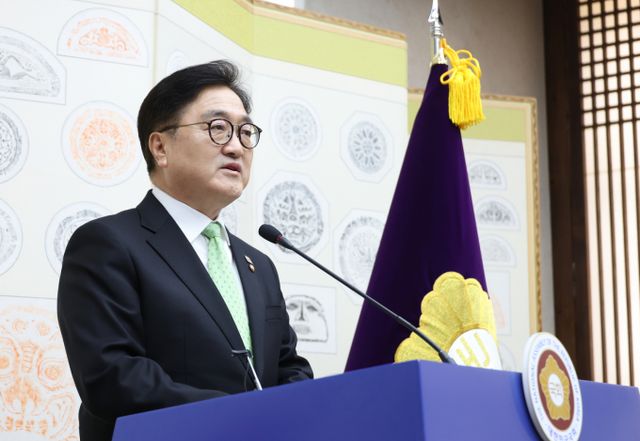 우원식 국회의장은 4일 헌법재판소의 윤석열 대통령 파면 결정에 대해 "국정 공백을 최소화하겠다"고 약속했다. 윤석열 전 대통령이 파면된 4일 우원식 국회 의장이 서울 여의도 국회에서 대국민 특별담화를 하는 모습. /사진=뉴시스