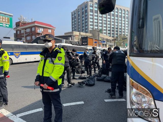경찰이 전국에 발령한 '갑호비상'을 오후 6시 해제한다. 사진은 4일 오전 윤석열 전 대통령 탄핵 심판 선고를 앞두고 채비를 갖추는 경찰. /사진=유찬우 기자