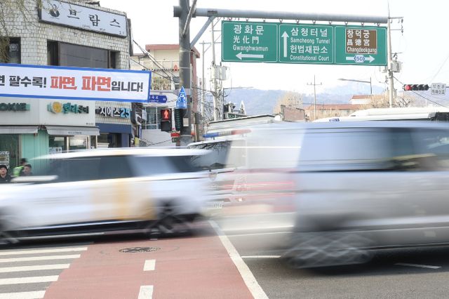 헌법재판소 탄핵 심판 여파로 폐쇄됐던 서울지하철 3호선 안국역이 다시 운행을 재개했다. 사진은 4일 운행이 원활한 안국연 인근 도로. /사진=뉴시스