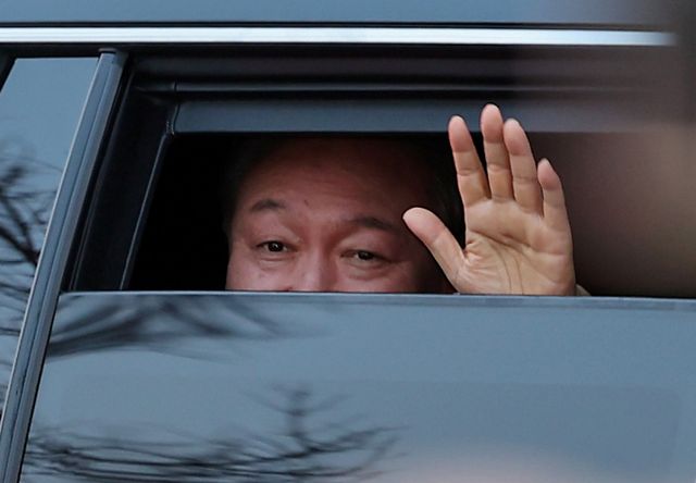 사진은 법원의 구속취소 청구 인용으로 석방된 윤석열 대통령이 지난달 8일 서울 용산구 한남동 대통령 관저 앞 지지자들에게 인사하고 있는 모습. /사진=뉴시스
