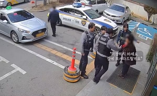 길 잃은 90대 치매 어르신의 가족을 찾아준 경찰관의 사연이 공개됐다. 사진은 경찰관들이 택시를 타고 지구대를 찾은 어르신을 달래는 모습. /사진=유튜브 채널 '대한민국 경찰청' 캡처