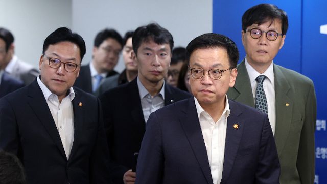 김병환 금융위원장(왼쪽부터), 이복현 금융감독원장, 최상목 경제부총리 겸 기획재정부 장관, 이창용 한국은행 총재가 이달 3일 오전 서울 중구 은행회관에서 열린 거시경제금융현안간담회에 참석하고 있다./사진=뉴스1