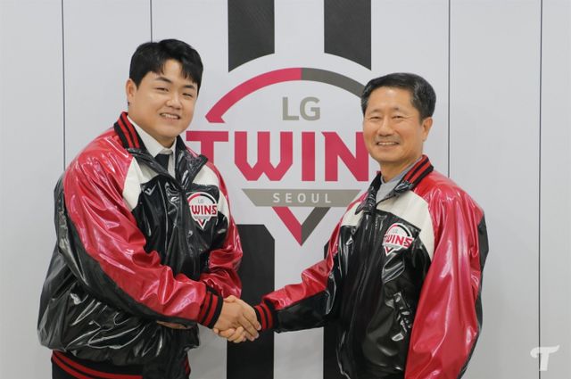 LG트윈스 장현식이 올시즌 처음으로 1군 명단에 등록됐다. 사진은 LG트윈스와 자유계약선수(FA) 계약을 체결한 장현식(오른쪽)의 모 습. /사진=LG트윈스 제공