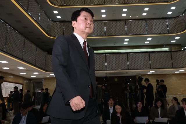 안철수 국민의힘 의원이 4일 SNS를 통해 윤석열 대통령 파면에 대한 헌법재판소 선고를 존중한다고 밝혔다. 사진은 이날 의원총회에 참석하는 안 의원. /사진=뉴시스