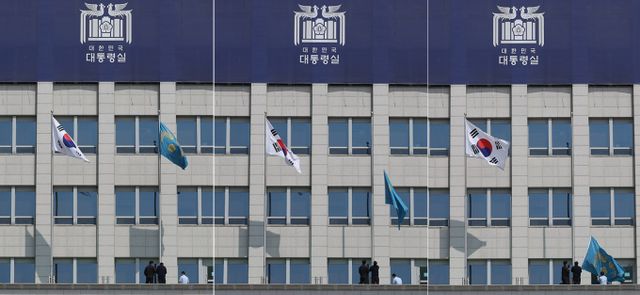 헌법재판소가 4일 윤석열 전 대통령의 파면을 결정한 가운데 대통령실 참모진들이 공동의 책임을 지고 사의를 표할 가능성이 제기된다. 사진은 헌법재판소가 윤석열 대통령의 탄핵사건에 대해 인용을 선고한 4일 서울 용산 대통령실 청사에서 관계자들이 봉황기를 하기하는 모습. /사진=뉴시스