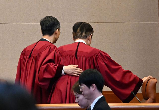 4일 오전 11시쯤 시작된 헌법재판소의 윤석열 대통령 탄핵 심판 선고 당시 윤 전 대통령·국회 측 희비가 엇갈렸다. 사진은 이날 주문 이후 대심판정을 나서는 문형배 권한대행과 김형두 재판관. /사진=뉴시스