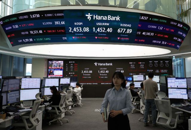  4일 오전 서울 중구 하나은행 딜링룸 전광판에 지수가 표시되고 있다. /사진=뉴시스 고범준 기자 