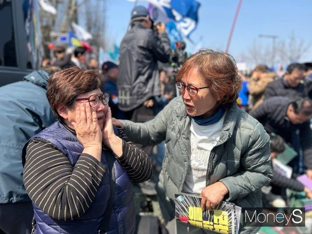 윤석열 대통령이 파면됐다. 사진은 이날 오전 11시20분경 윤석열 대통령의 파면 소식이 전해지자 시민들이 환호하는 모습. /사진=김성아 기자