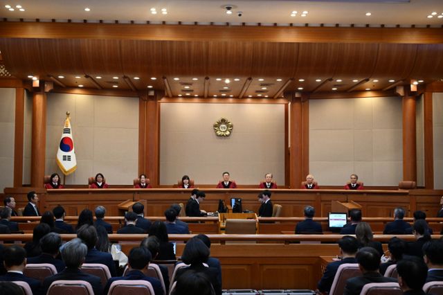 4일 헌법재판소가 윤석열 대통령 탄핵 사건에 대해 인용 선고를 했다. 사진은 4일 서울 종로구 헌법재판소 대심판정에서 윤석열 대통령 탄핵심판 선고 기일이 진행되는 모습. /사진=공동취재단