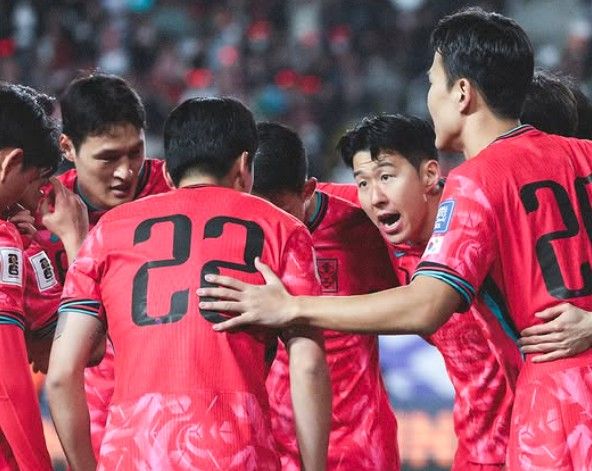 홍명보 감독이 이끄는 한국 축구 대표팀이 오만-요르단과의 2연전에서 모두 무승부를 거뒀음에도 국제축구연맹(FIFA) 랭킹 23위 자리를 그대로 유지했다. 사진은 지난달 25일 수원월드컵경기장에서 열린 8차전 요르단전을 치른 손흥민(오른쪽). /사진=KFA 공식 인스타그램
