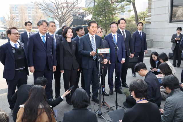 사진은 이날 오전 헌법재판소 대심판정으로 향하며 취재진에게 입장을 밝히는 정 위원장. /사진=뉴스1(사진공동취재단)