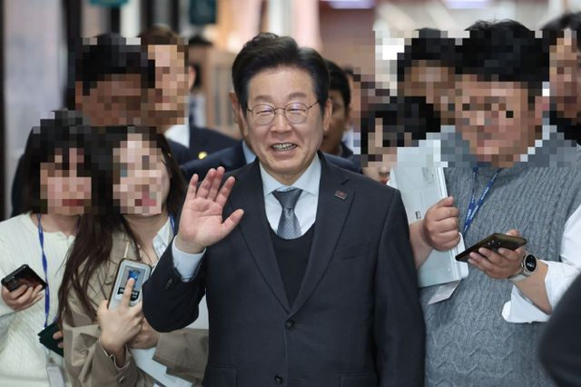 이재명 더불어민주당 대표가 오는 7일 사퇴한 후 27일 차기 대선후보를 선출하는 계획을 진행하고 있는 것으로 전해졌다. 사진은 이 대표가 4일 서울 여의도 국회에서 열린 본회의를 바치고 집무실로 이동하는 모습. /사진=뉴시스