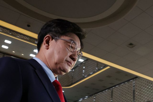 권성동 국민의힘 원내대표가 윤석열 대통령 파면 선고 이후 "이재명 세력에게 대한민국을 맡길 수 없다"고 강조했다. 사진은 4일 의원총회에 참석하는 권 대표. /사진=뉴시스