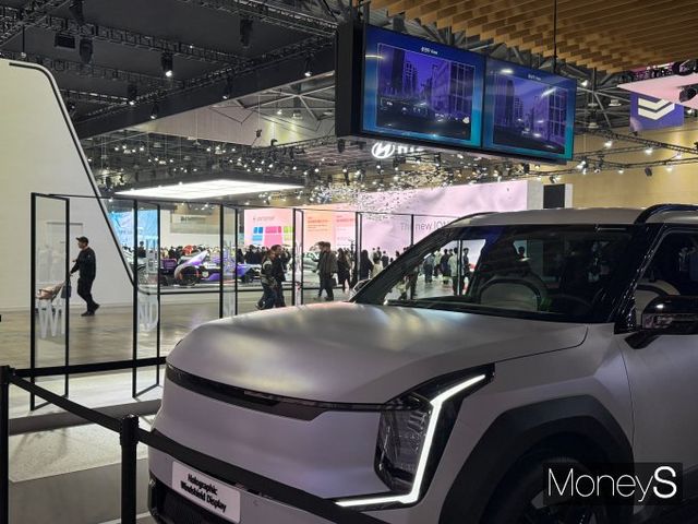 현대모비스가 2025 서울모빌리티쇼에서 홀로그래픽 윈드쉴드 디스플레이 기술을 시현했다. /사진=김서연 기자 