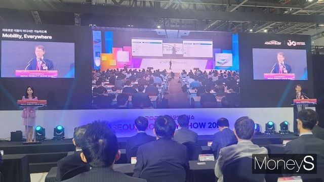 강남훈 2025서울모빌리티쇼 조직위원장이 4일 경기 고양 일산 킨텍스에서 열린 공식 개막식에서 미래 모빌리티로의 여정에 시민들을 초대했다. /사진=김창성 기자
