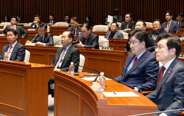 윤석열 전 대통령이 4일 헌법재판소의 전원일치 결정으로 파면되자 국민의힘은 충격과 침통함에 휩싸인 분위기 속에서 공식 입장을 내고 국민 앞에 사과했다. 사진은 권영세 국민의힘 비상대책위원장과 권성동 원내대표를 비롯한 의원들이 4일 오후 서울 여의도 국회에서 열린 의원총회에 참석한 모습. /사진=뉴스1