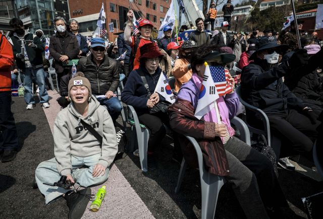 일본 언론들이 4일 윤석열 전 대통령의 파면 소식에 대해 일제히 긴급 타전했다. 사진은 윤석열 대통령 탄핵심판이 인용된 4일 서울 용산구 한남동 관저 앞에서 열린 탄핵 반대 집회에서 한 참가자가 눈물을 흘리는 모습. /사진=뉴시스